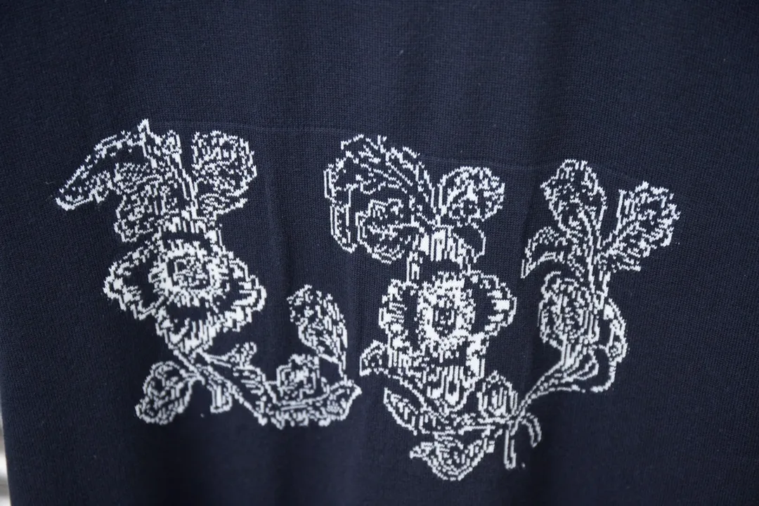 🅿️210 Louis LV 25ss new early spring short-sleeved sunflower floral knitted short-sleeved light luxury essential item for daily commuting for men and women Correct version Welcome to compare Detailed features · High-viscosity cotton material, high-count cotton added, dry and avoid stuffiness · Jacquard rose embroidered sunflower pattern, letter jacquard logo on the back · Double-needle cross-stitching process · Original main mark, washed tag, branded moisture-proof paper packaging Color: royal blue Size: S/M/L/XL